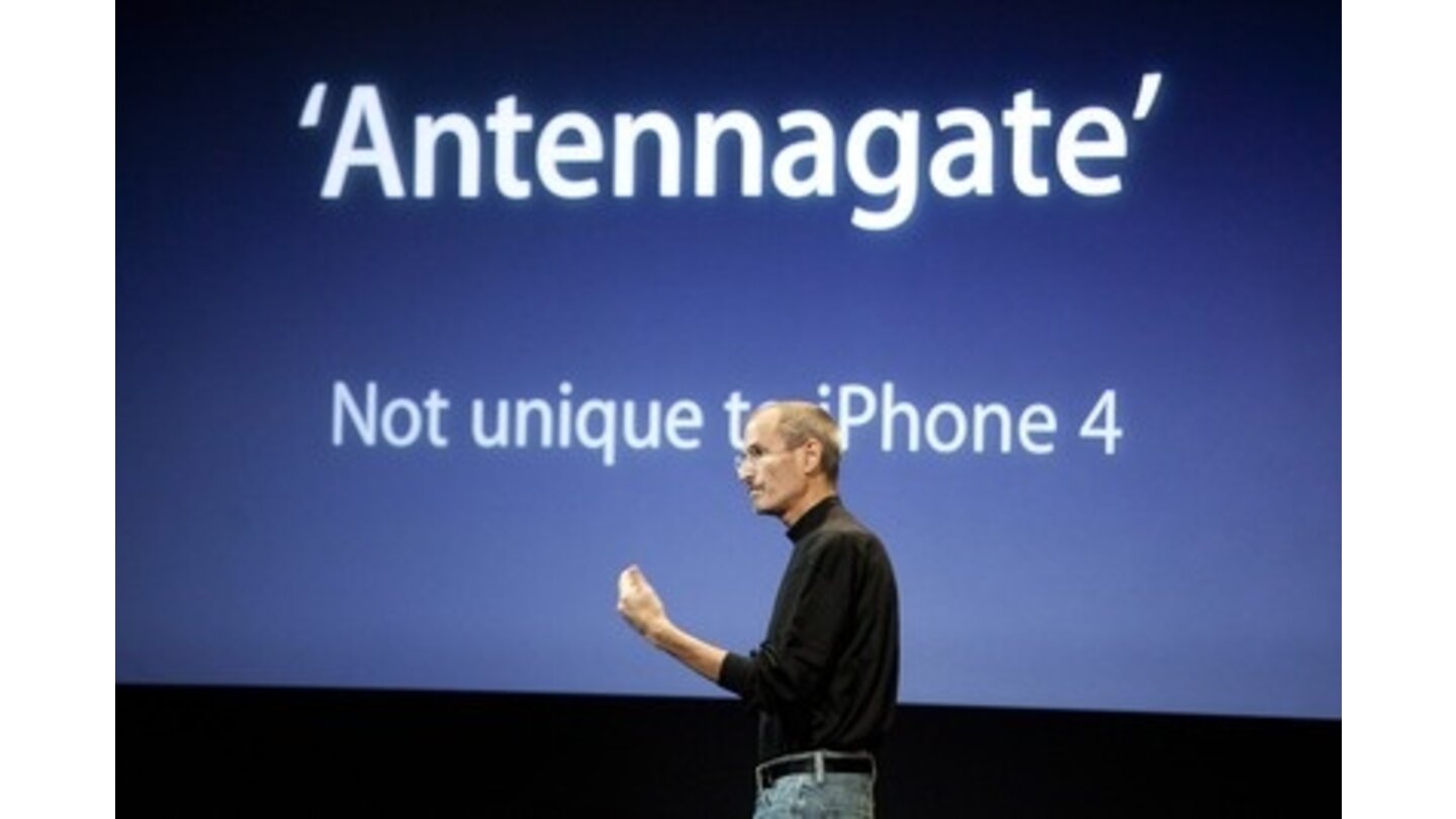 In einer kruden Pressekonferenz reagiert Apple auf »Antennagate«. Steve Jobs zeigt mit dem Finger auf die Konkurrenz: Die hätten ähnliche Phänomene, ein Problem existiere eigentlich nicht.