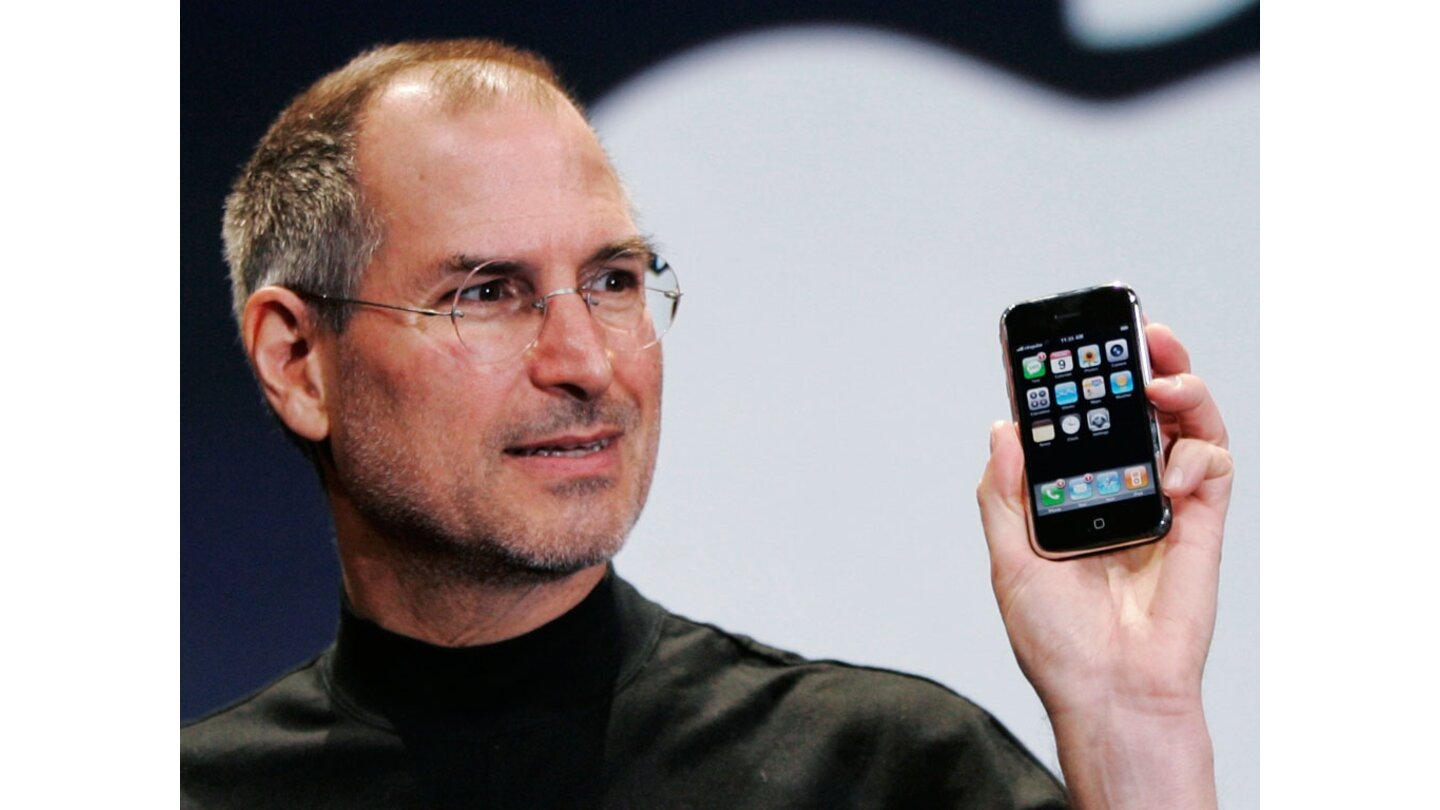 Apple-Chef Steve Jobs mit dem iPhone, das sich trotz Kritik zum Verkaufsschlager für den Konzern entwickelt.