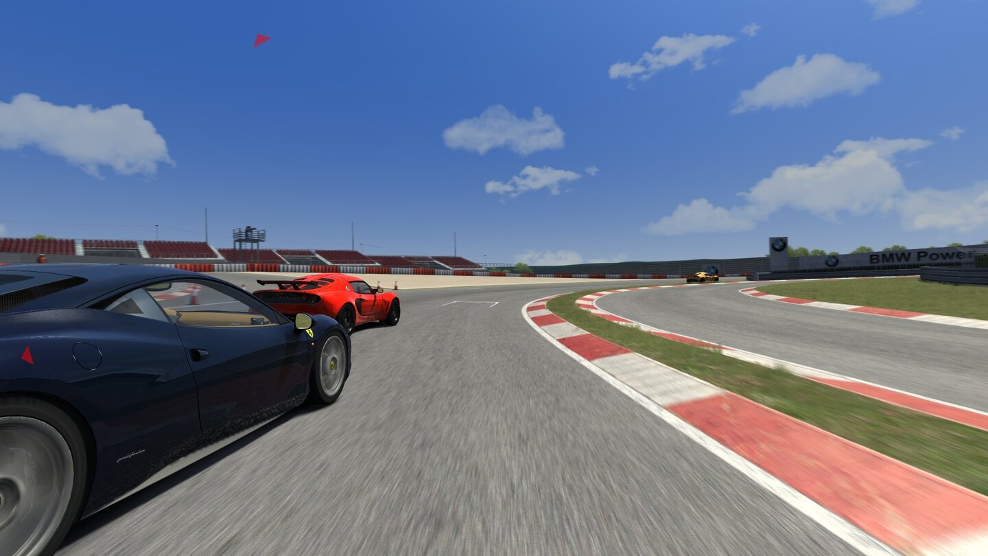 Assetto Corsa - StoßstangenkameraMit dem Asphalt direkt unter uns haben wir das bestmögliche Geschwindigkeitsgefühl.