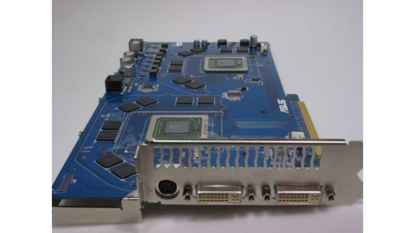 Geforce 6800 Ultra Dual (2005): Noch ein Kandidat aus der Kategorie »Kuriose Dual-Konstruktionen von Asus«: Erst gegen Ende der Lebenszeit der Geforce 6 brachte Nvidia eine PCIe-Variante mit SLI-Unterstützung raus. Bis Asus also mit der (rund 1200 Euro teuren) Geforce 6800 Ultra Dual auftrumpfen konnte, fieberte die Spielerwelt bereits der Geforce 7 entgegen.