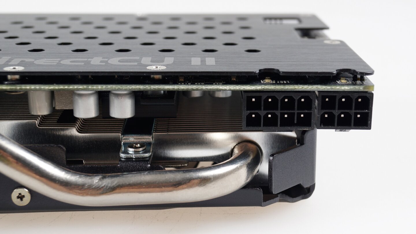 Wie fast alle GTX-770-Modelle benötigt auch die Asus DirectCU II OC einen 6- und einen 8-Pin-Stromanschluss.