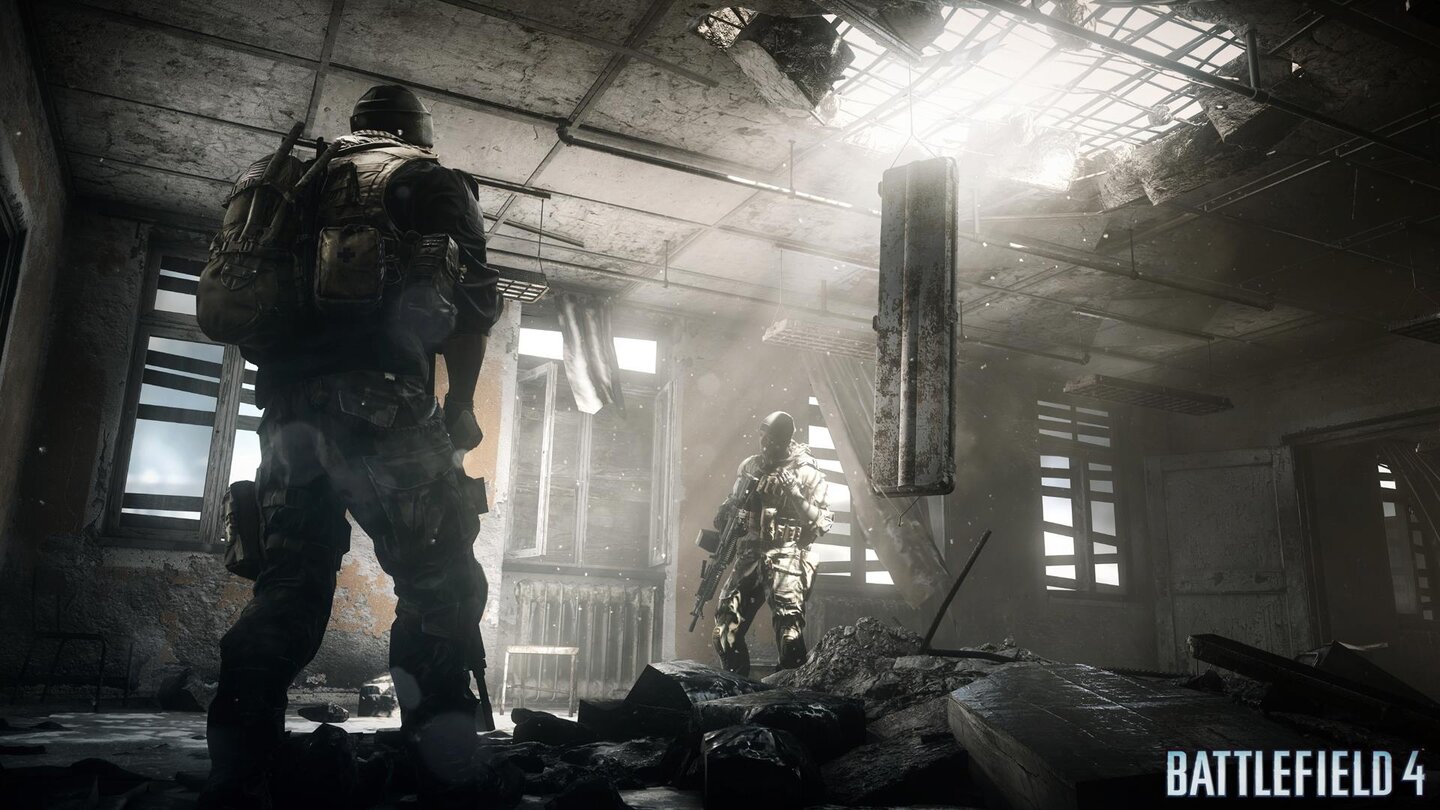 Battlefield 4Durch die teilweise vernagelten Fenster der Ruine bricht geisterhaftes Licht und macht die Stimmung noch beklemmender.