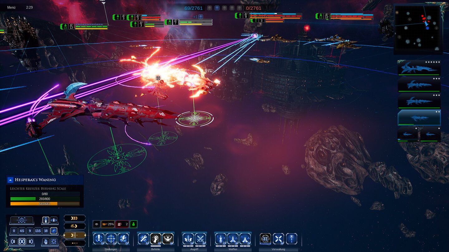 Battlefleet Gothic: Armada 2 - Dieses Drukhari-Schiff erhält von den Schiffen der Tau-Flotte verheerenden Beschuss.