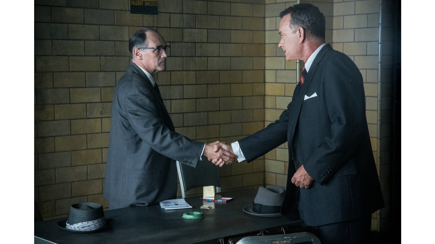 Bridge of Spies - Bilder zum KinofilmAnwalt James Donovan (Tom Hanks) spricht zum ersten Mal mit Rudolf Abel (Mark Rylance). Einem sowjetischen Spion, den er im folgenden Prozess pflichtverteidigen wird.