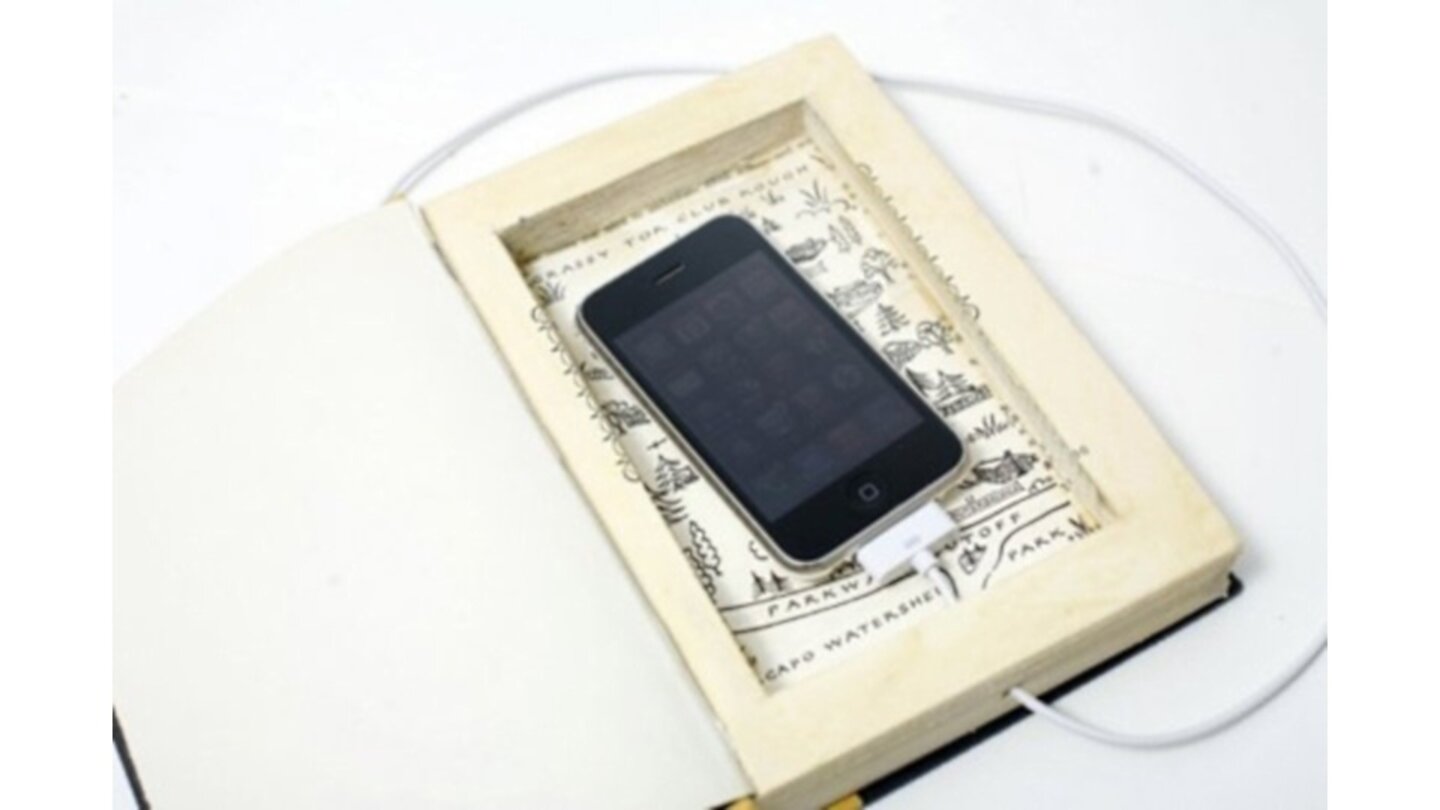 Man kann das iPhone aber auch klassisch in einem Buch verschwinden lassen und es trotzdem aufladen.