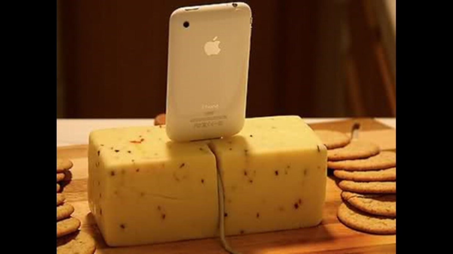 Wer die ganzen Diskussionen um Apple für Käse hält, hier ein selbstgebautes, passendes Dock.