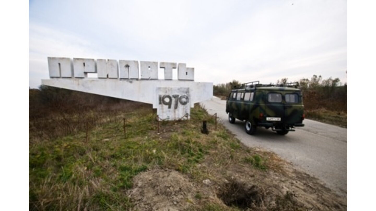 Chernobyl DiariesDie Stadt scheint vollkommen einsam. Leider ist auf Uris Truck auch kein Verlass.