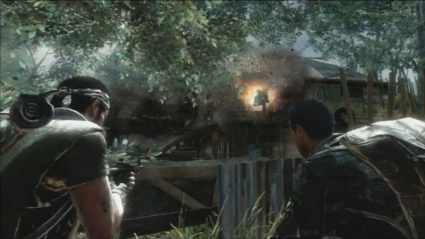 Die GIs sprengen eine Hütte im vietnamesischen Dschungel. Dabei handelt es sich aber vermutlich um eine Skriptsequenz, zerstörbare Umgebung gibt es in Black Ops wahrscheinlich nicht.