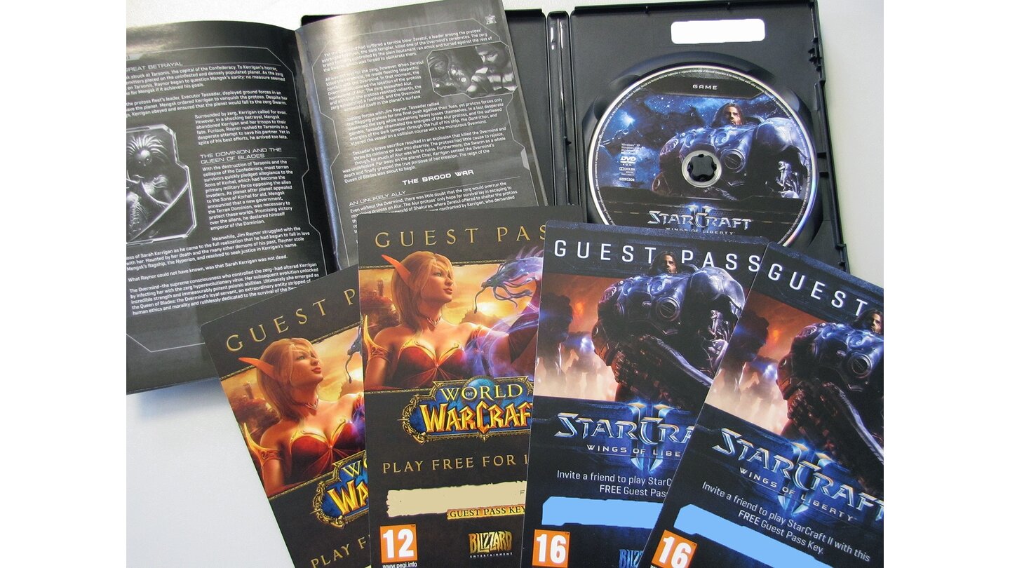 Collector's Edition von StarCraft 2 ausgepacktIn der Spiele-Hülle ist das Handbuch (28 Seiten, nur schwarzweiß!), der Authentifizierungs-Code sowie jeweils zwei Gästepässe für World of Warcraft (10 Tage) und StarCraft 2 (14 Tage) enthalten.