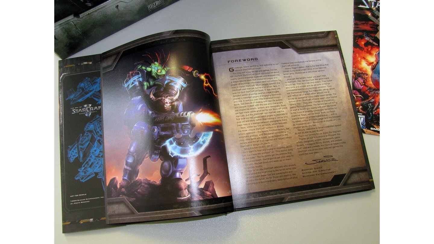 Collector's Edition von StarCraft 2 ausgepacktDas Buch ist nach den drei Völkern Terraner, Protoss und Zerg gegliedert. Es gibt zwar für jedes Volk ein Vorwort, zu den Bildern selbst, gibt es jedoch keine Bezeichnungen oder Erklärungen.