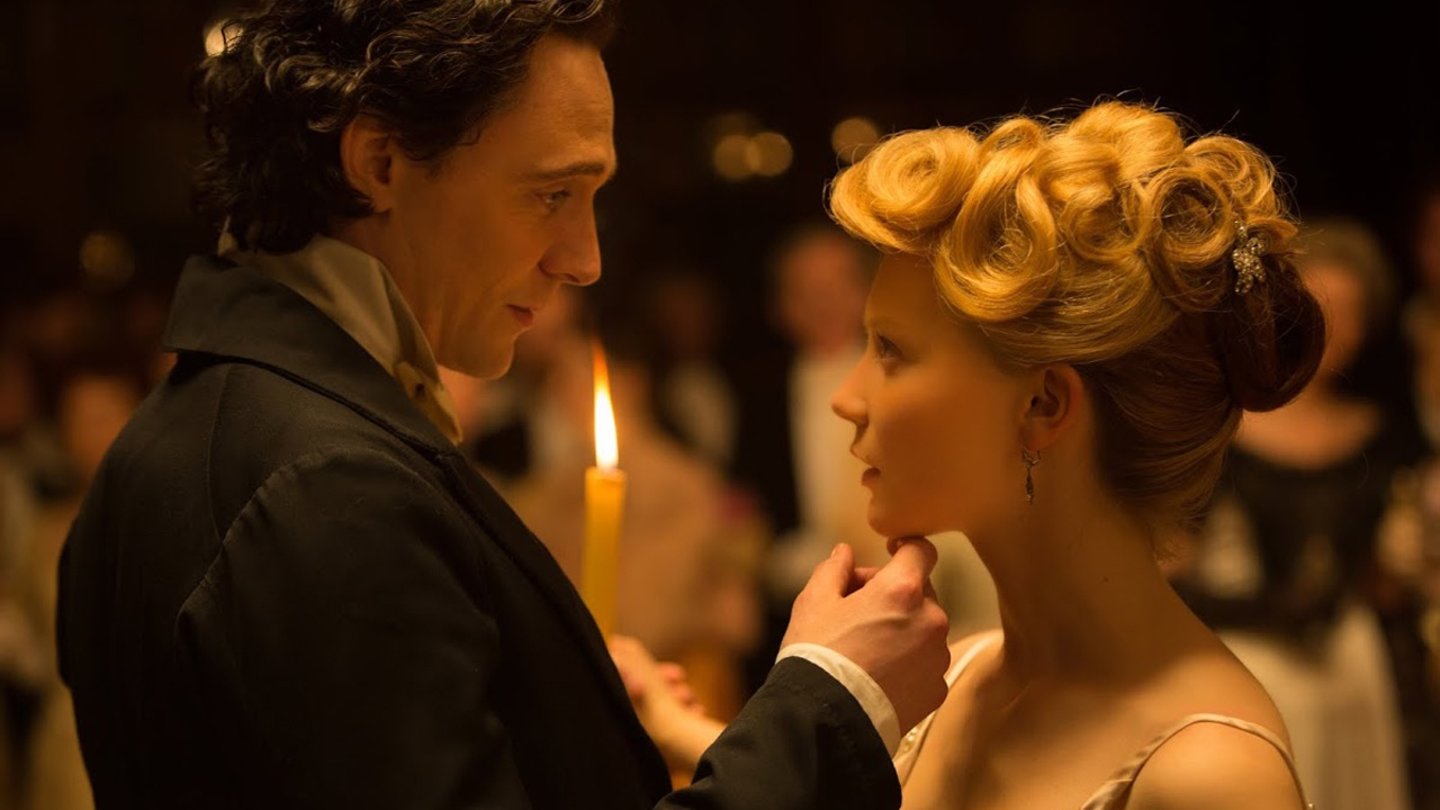 Crimson PeakDie Romanze zwischen Thomas Sharpe (Tom Hiddleston) und Edith (Mia Wasikowska) entwickelt sich immer weiter – trotz der Bedenken von Ediths Vater (Jim Beaver).