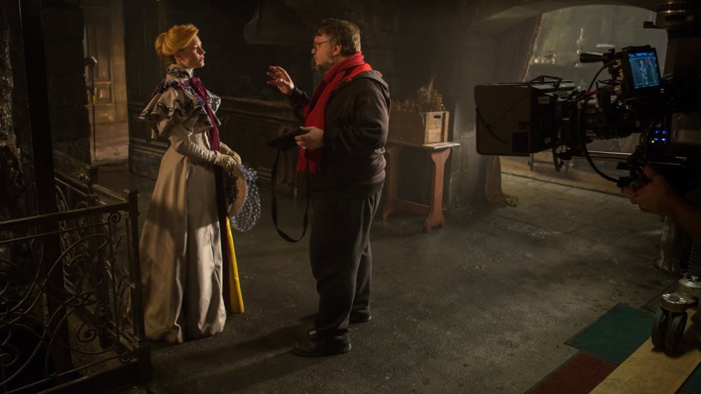 Crimson PeakGuillermo del Toro gibt letzte Anweisungen an Mia Wasikowska – vielleicht hätte er sich mehr auf die Story konzentrieren sollen.