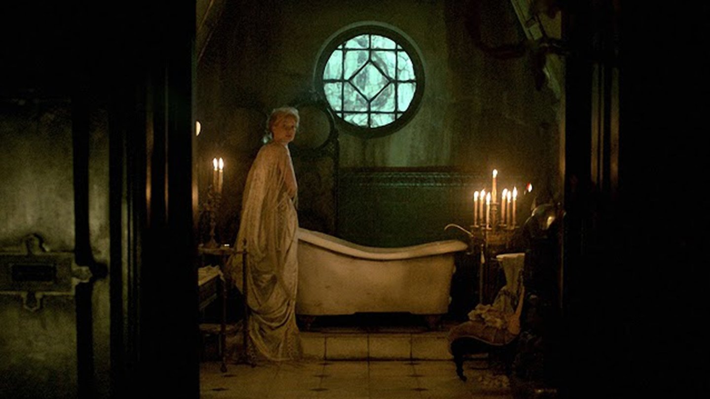 Crimson PeakEdith Cushing (Mia Wasikowska) spürt, dass im Haus der Sharpes vieles nicht mit rechten Dingen zugeht.