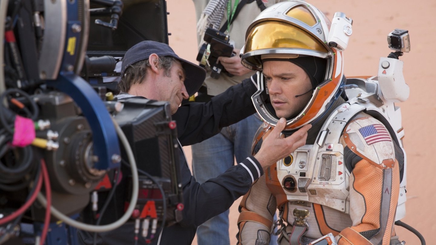 Der MarsianerDer schwere Raumanzug macht Matt Damon während der Dreharbeiten zu schaffen. Die Drehtage im Außenmissionsanzug sind für den Schauspieler äußerst anstrengend.