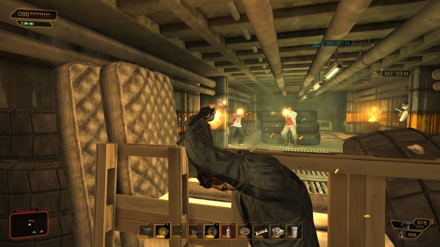 Deus Ex: Human Revolution (2011)Schleichen gehört bei den Deus-Ex-Spielen seit jeher dazu. Im dritten Serienteil Human Revolution der 2011 für PC, PS3 und Xbox 360 erscheint, können wir aber auch auf ein richtiges Deckungssystem zurückgreifen, um ungesehen durch die Level zu kommen. Dabei setzt Deus Ex 3 auf ein ähnliches System wir Rainbow Six: Vegas. Während wir in Deckung sind, sehen wir unsere Spielfigur von außen und behalten so die Umgebung besser im Blick.