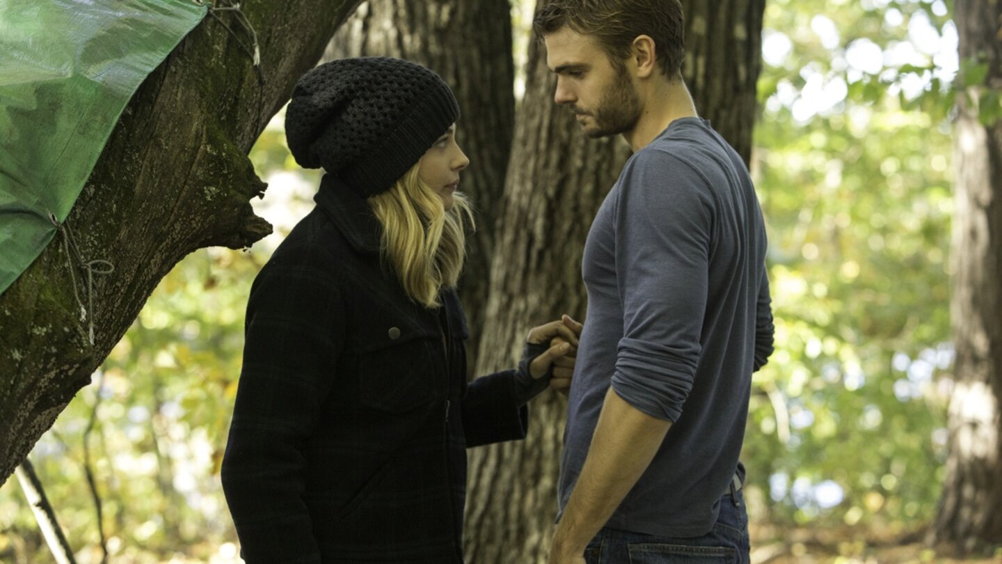 Die 5. WelleCassie (Chloe Grace Moretz) und Evan (Alex Roe) kommen sich näher. Hat zwar nichts mit der Story zu tun, ist aber offenbar egal.