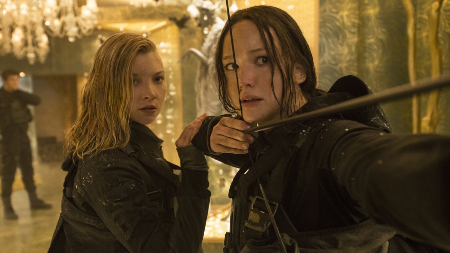Die Tribute von Panem - Mockingjay Teil 2Cressida (Natalie Dormer) setzt Katniss (Jennifer Lawrence) perfekt in Szene für ein weiteres Propagandavideo.