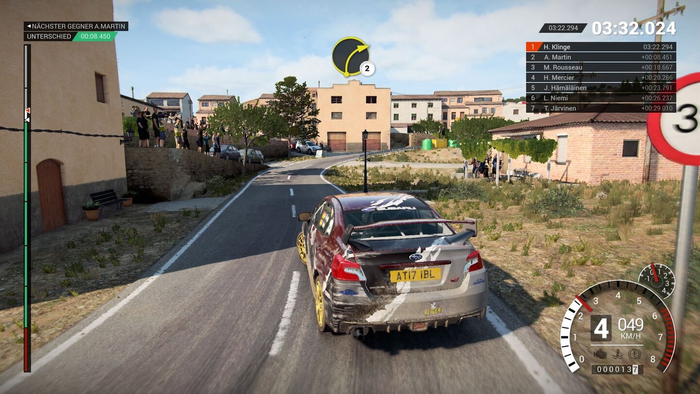 DiRT 4Auf den spanischen Asphaltkursen müssen wir gelegentlich auch durch enge Dorfstraßen driften. Die … ähem … künstlerisch wertvolle Lackierung unseres Subarus haben wir selbst gestaltet.