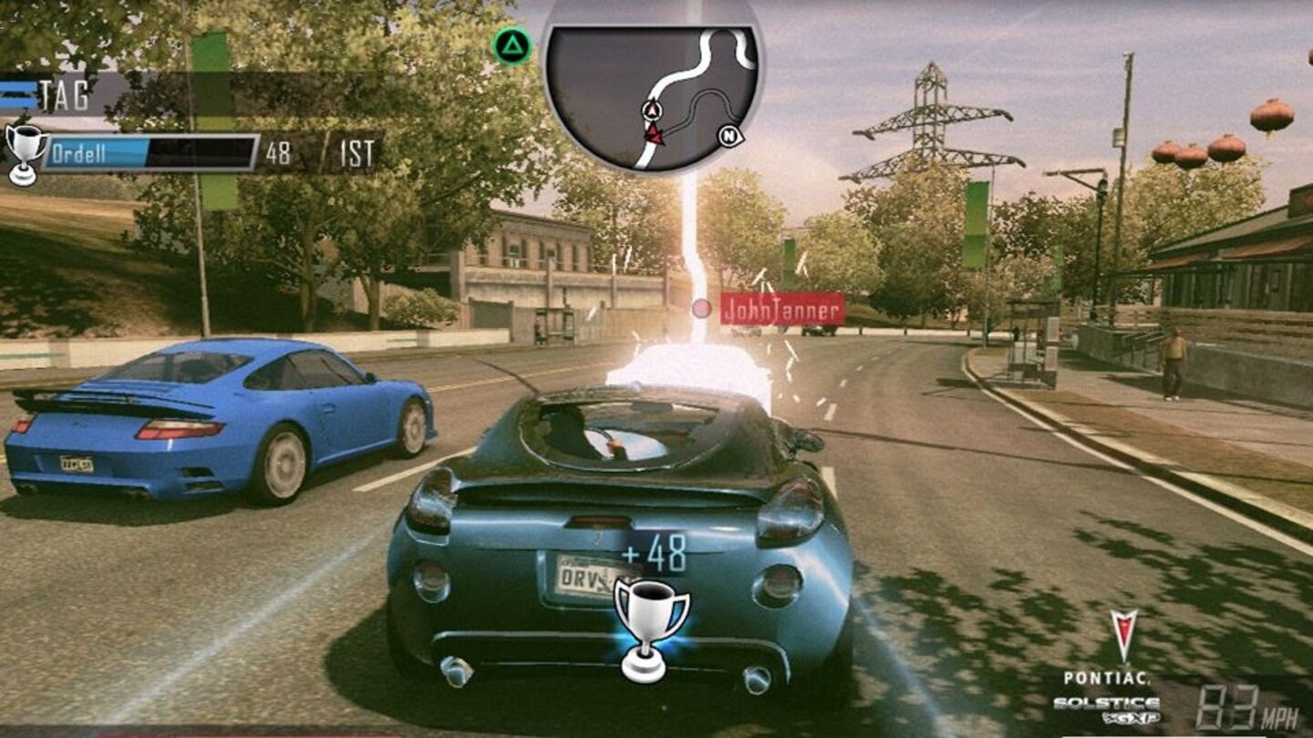 Driver: San Francisco (2012)
Driver: San Francisco erscheint 2012 für die Playstation 3, Xbox 360 und den PC und versetzt den Spieler in die Traumwelt von John Tanner, des Helden aus dem Vorgänger. Die Stadt San Francisco ist komplett frei erkundbar, allerdings entfallen dafür die Möglichkeiten früherer Spiele, das Auto zu verlassen. Das Traumszenario erklärt auch die neue Fähigkeit, bei Rückstand einfach in den Körper eines weiter vorne liegenden Fahrers zu schlüpfen und so das Rennen fortzusetzen. Im Multiplayer-Modus fahren die Spieler klassische Rennen gegeneinander oder unterstützen sich in Koop-Missionen gegenseitig.