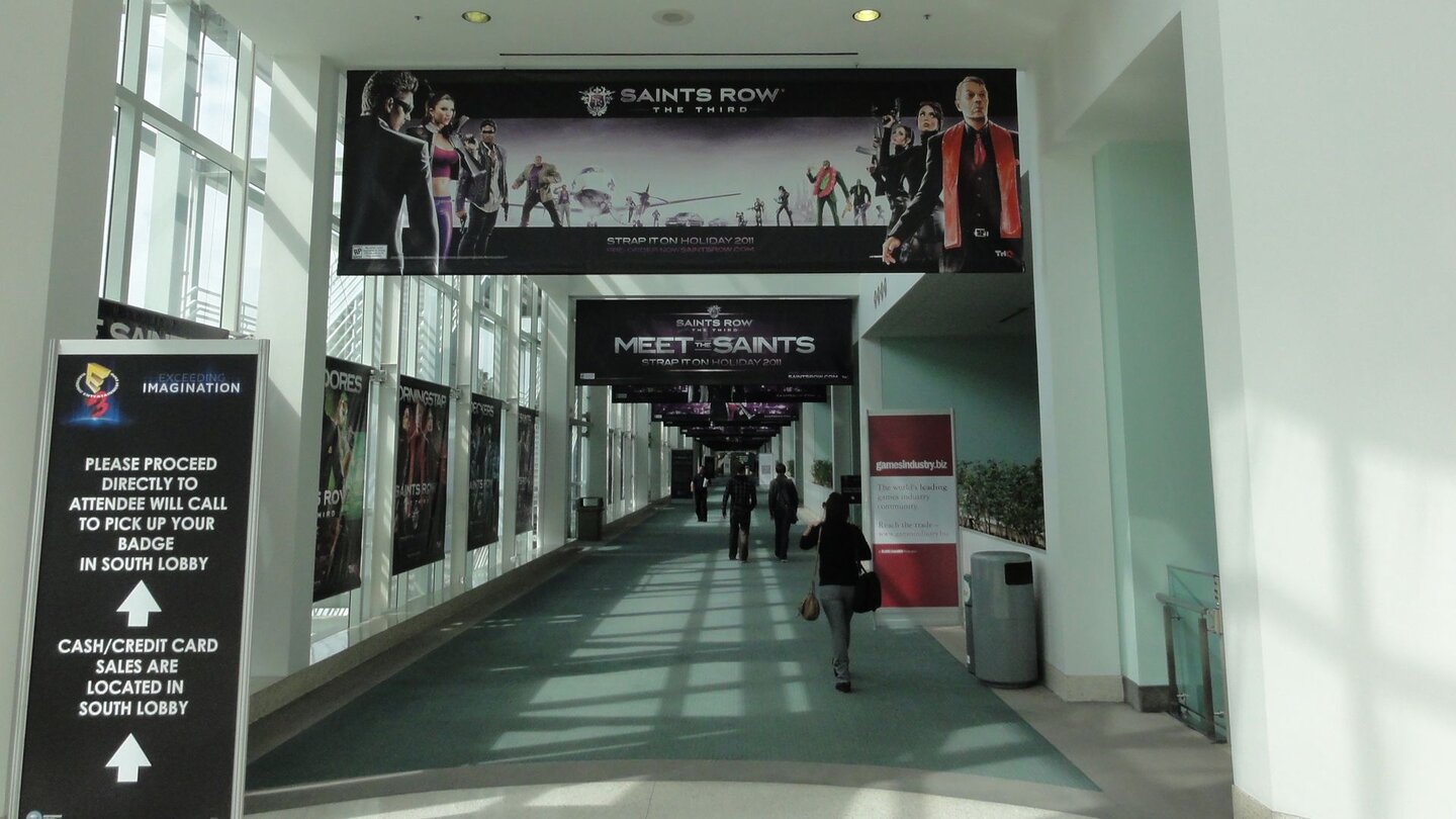 E3 2011: Schlacht um Aufmerksamkeit… als auch innen, wo Saints Row: The Third den Verbindungsgang an den Meeting-Räumen entlang zwischen West- und Southhall dominiert.