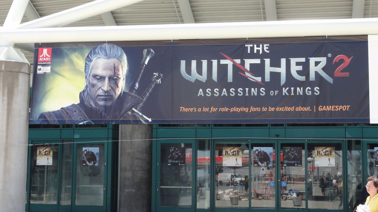 E3 2011: Schlacht um AufmerksamkeitThe Witcher war von seiner Art her eher auf den europäischen Spieler zugeschnitten, mit The Witcher 2 will Namco Bandai ( so der Publisher nach der Übernahme von Atari) nun den Rest der Welt erobern.