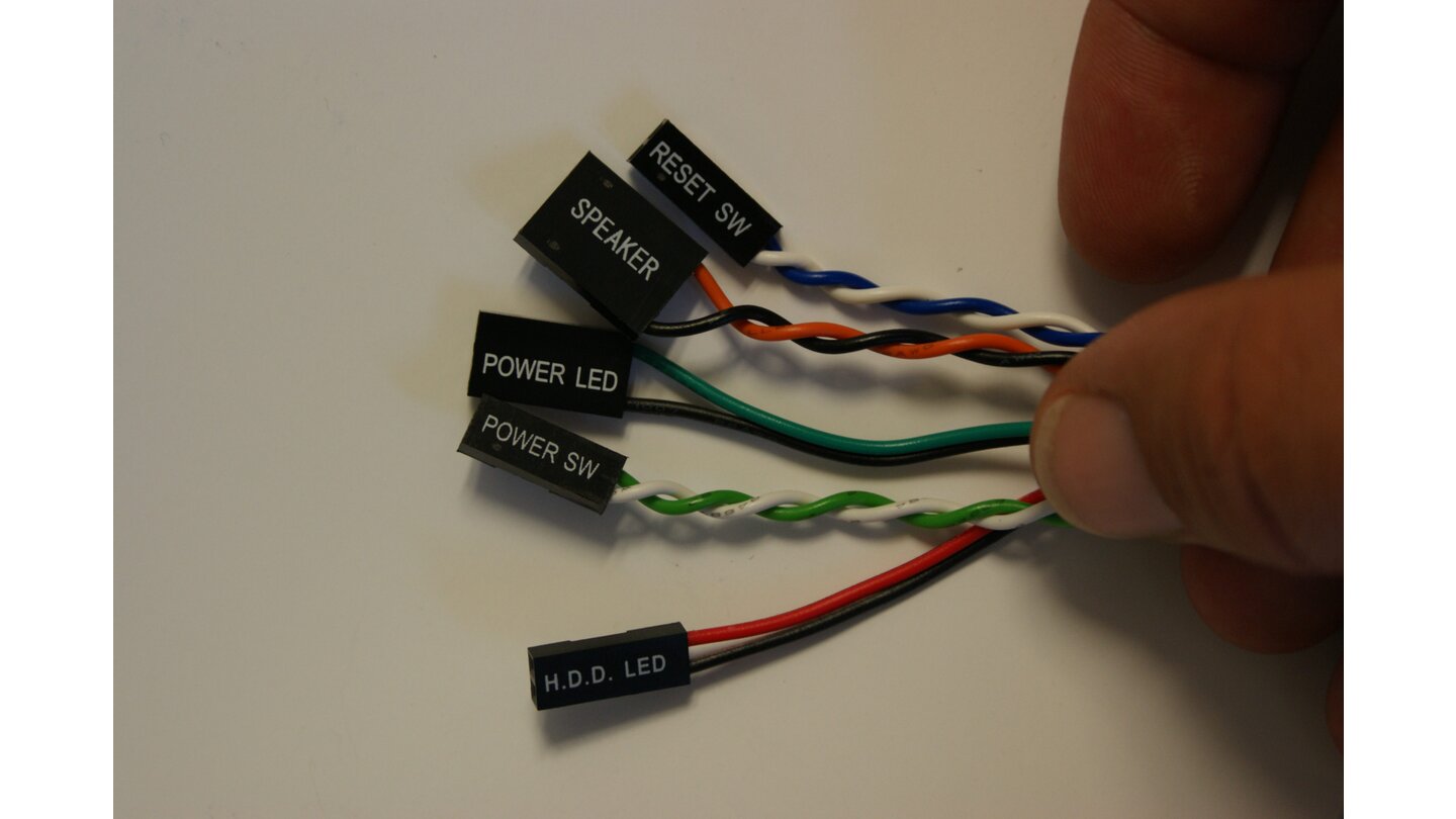 Nun folgen die Anschlüsse für den Ein- und Ausschalter (Power SW), den Reset-Knopf (Reset SW), den integrierten Lautsprecher (Speaker, optional) sowie die Power- und Festplatten- Leuchte (Power-, HDD-LED).