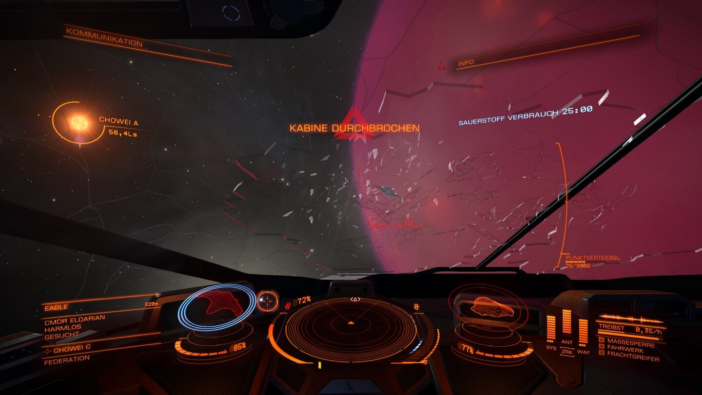 Elite: DangerousEin Treffer hat unsere Cockpitscheibe durchlöchert, die Splitter werden ins All gesogen, das HUD fällt am Loch aus, wir haben nur noch für 25 Minuten Luft.