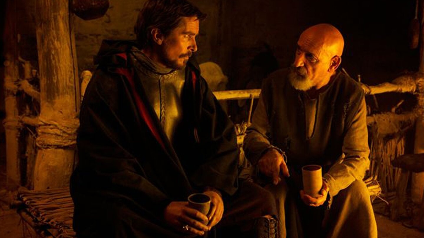 Exodus: Götter und KönigeMoses (Christian Bale) erfährt durch eine (göttliche) Fügung von Hebräer Nun (Ben Kinsley) von seiner wahren Herkunft.