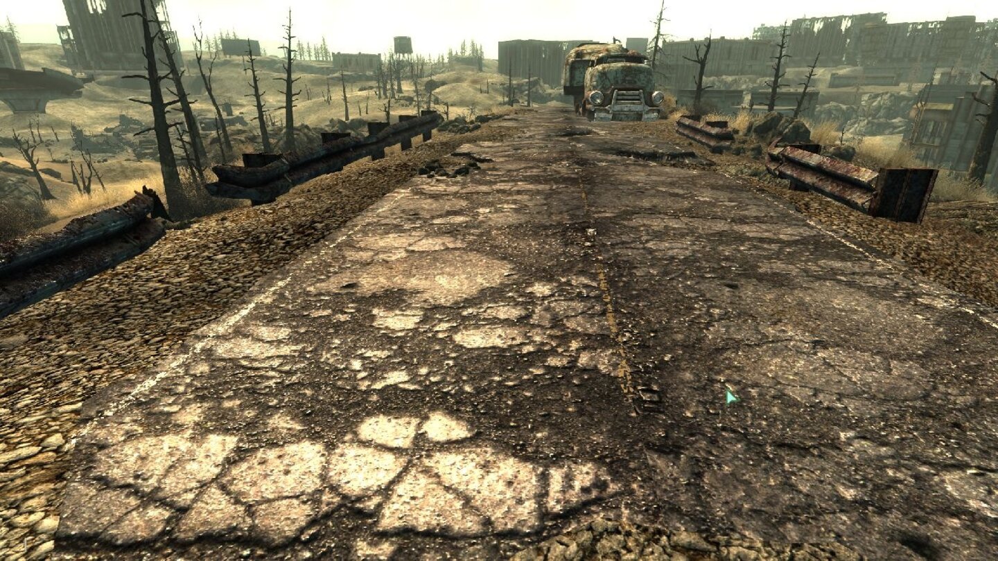 Fallout 3 wird dank NMCs_Texture_Pack deutlich schöner. Nur mit Mod gibt es abblätternden Asphalt und Schlaglöcher.