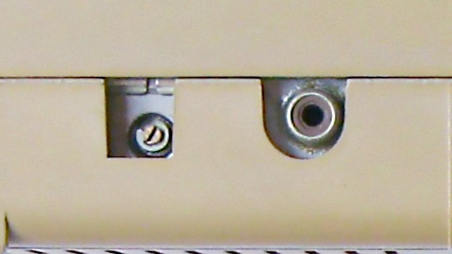 Commodore 64: Rechts der Fernsehanschluss, links daneben eine Einstellschraube (!) für den verwerndeten Sendekanal.