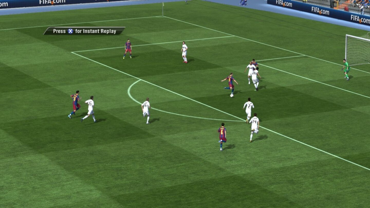 FIFA 11Durch abwechslungsreiche Spieleranimationen wirken Sprints und Ballannahmen in FIFA 11 um einiges lebensechter als in FIFA 10.