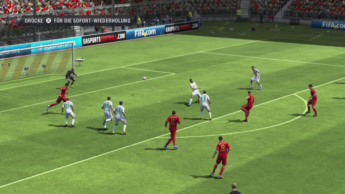 FIFA 13 (Wii U)Schweinsteiger setzt aus Aussichtsreicher Position zum Torschuss an.