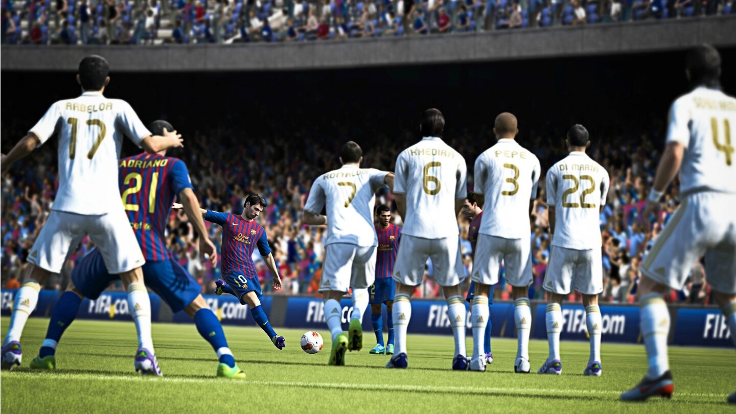 FIFA 13Eine Freistoßsituation: Messi nimmt Maß, Ronaldo öffnet die Mauer.