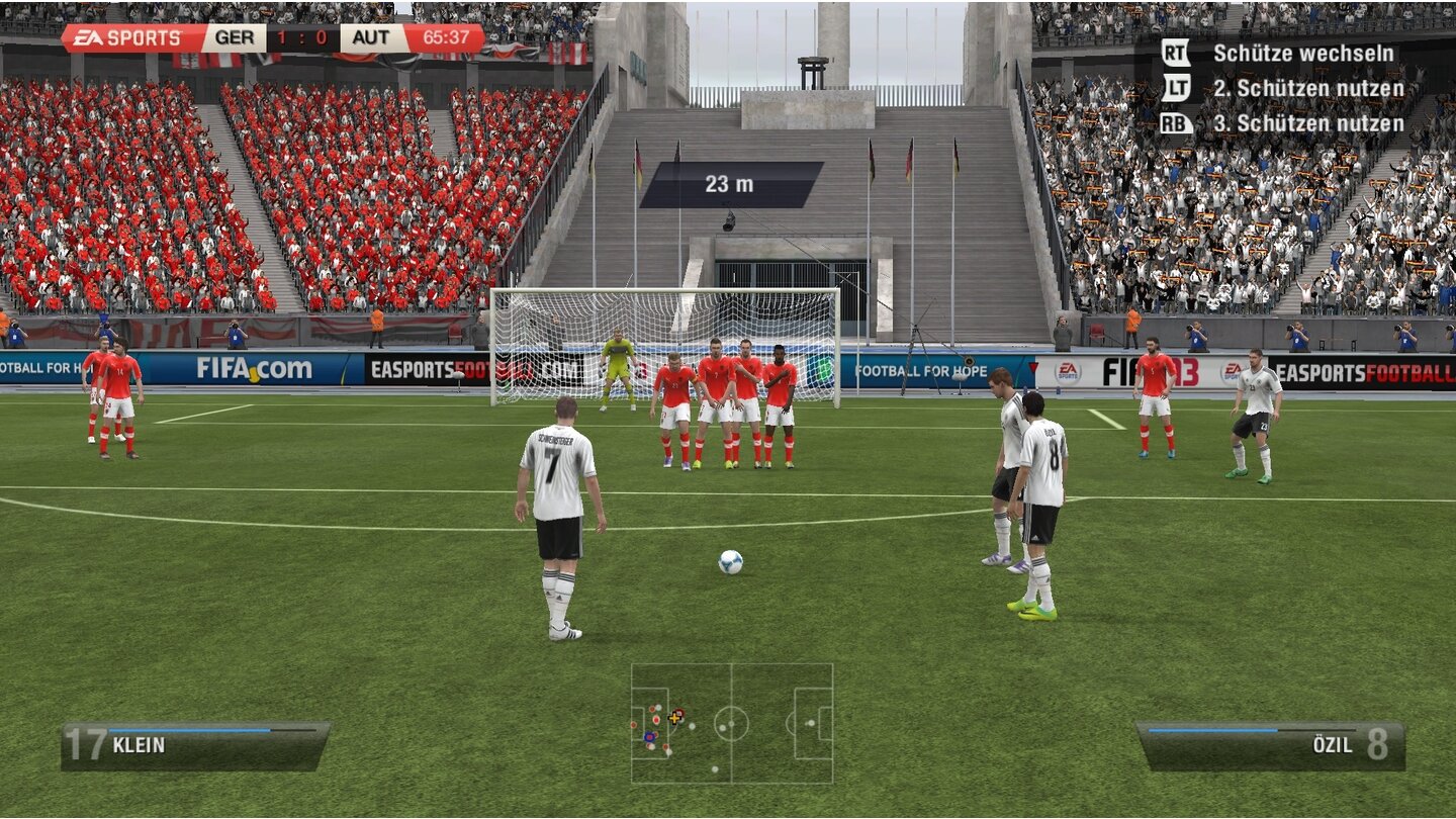 Fifa 13Bei Freistößen können wir nun bis zu drei Schützen bereitstellen, um den Gegner zu überraschen.