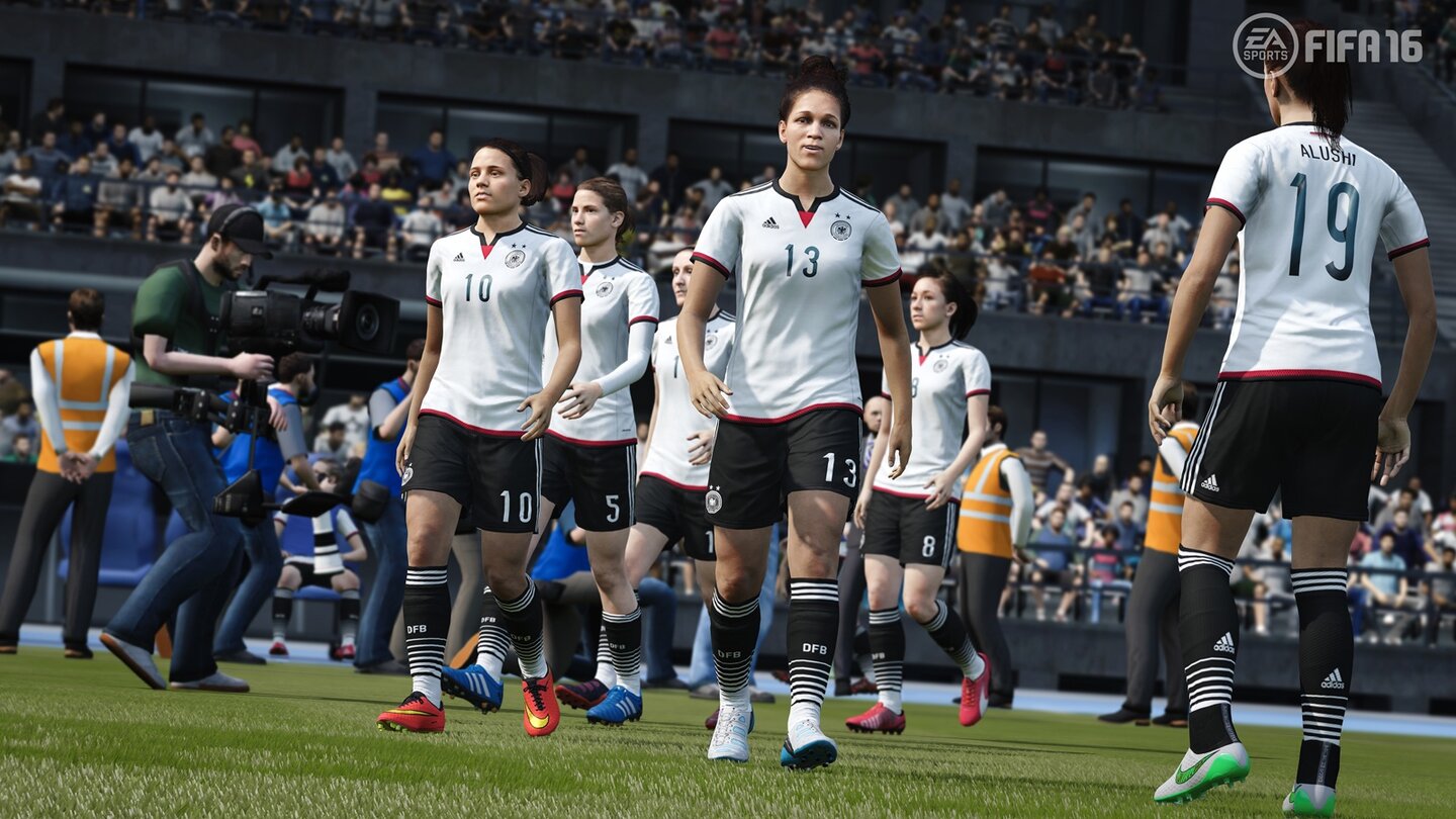 FIFA 16Viele kleinere Detailverbesserungen machen FIFA 16 zum Pflichtspiel für Fußballfreunde: Im Vergleich zum Vorgänger gibt es hübschere Spielermodelle, mehr Stadionatmosphäre und stark verbesserte Ballphysik. Außerdem sind erstmals Frauenteams mit an Bord, die KI der Gegner und Mitspieler wurde verbessert und auch der Karrieremodus bekommt mit der Integration von individuellen Trainingsspielchen und Vorbereitungsturnieren frischen Wind. Damit die Startaufstellung leichter von der Hand geht, bedient sich EA in Sachen Menüführung außerdem beim Konkurrenten Pro Evolution Soccer und hat erneut wieder ein dickes Paket an Spieler- und Vereinslizenzen mit an Bord. Die Rückkehr des Saison-Modus inklusive Koop-Option und ein gewohnt grandioser Mehrspieler-Modus für bis zu 22 Spieler machen das Paket komplett, auch der süchtigmachende Ultimate-Team-Modus ist wieder mit an Bord.