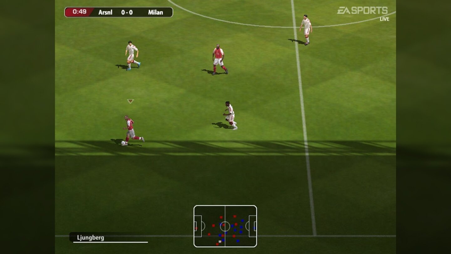 FIFA Football 2005
Die mexikanische Liga feiert in FIFA Football 2005 ihr Debüt. Größte Neuerung ist allerdings das First-Touch-System. Das erlaubt bei einem Zuspiel obendrein den Passempfänger mit dem rechten Analogstick zu steuern. Zudem steht der Manager-Modus mehr im Mittelpunkt. Als Trainer darf der Spieler einen Verein übernehmen und innerhalb von fünfzehn Saisons an die Spitze des Weltfußballs führen.
Ansonsten gibt es die üblichen jährlichen grafischen Verbesserungen und kleinere Gameplay-Änderungen. Flache Pässe in die Spitze sind effektiver, Flanken lassen sich schärfer in den Rücken der Abwehr schlagen.