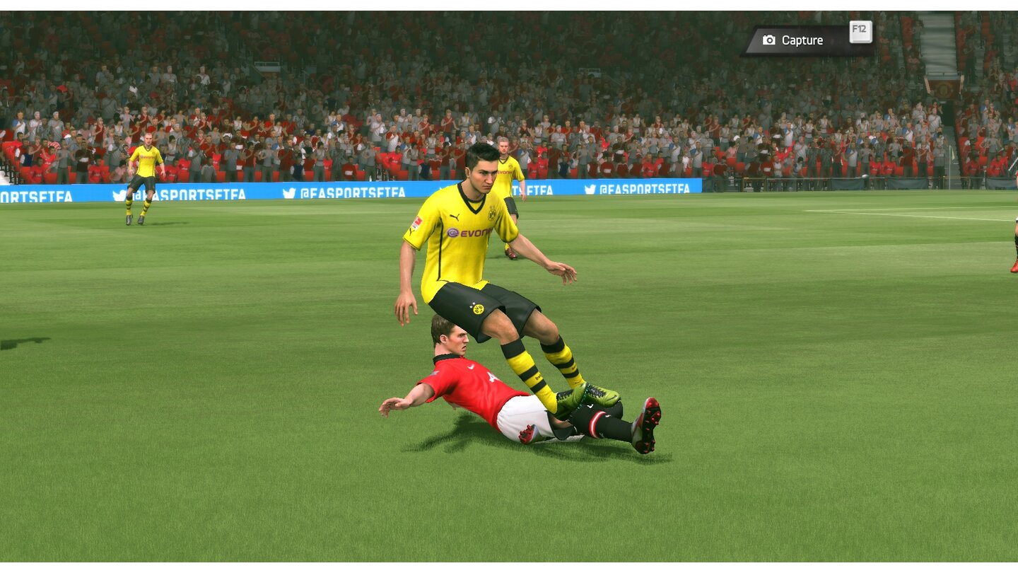 FIFA WorldDie Kollisionsabfrage leistet sich – wie in FIFA 13 – gelegentlich Aussetzer. Für dieses Foul gibt es aber völlig zurecht die gelbe Karte.