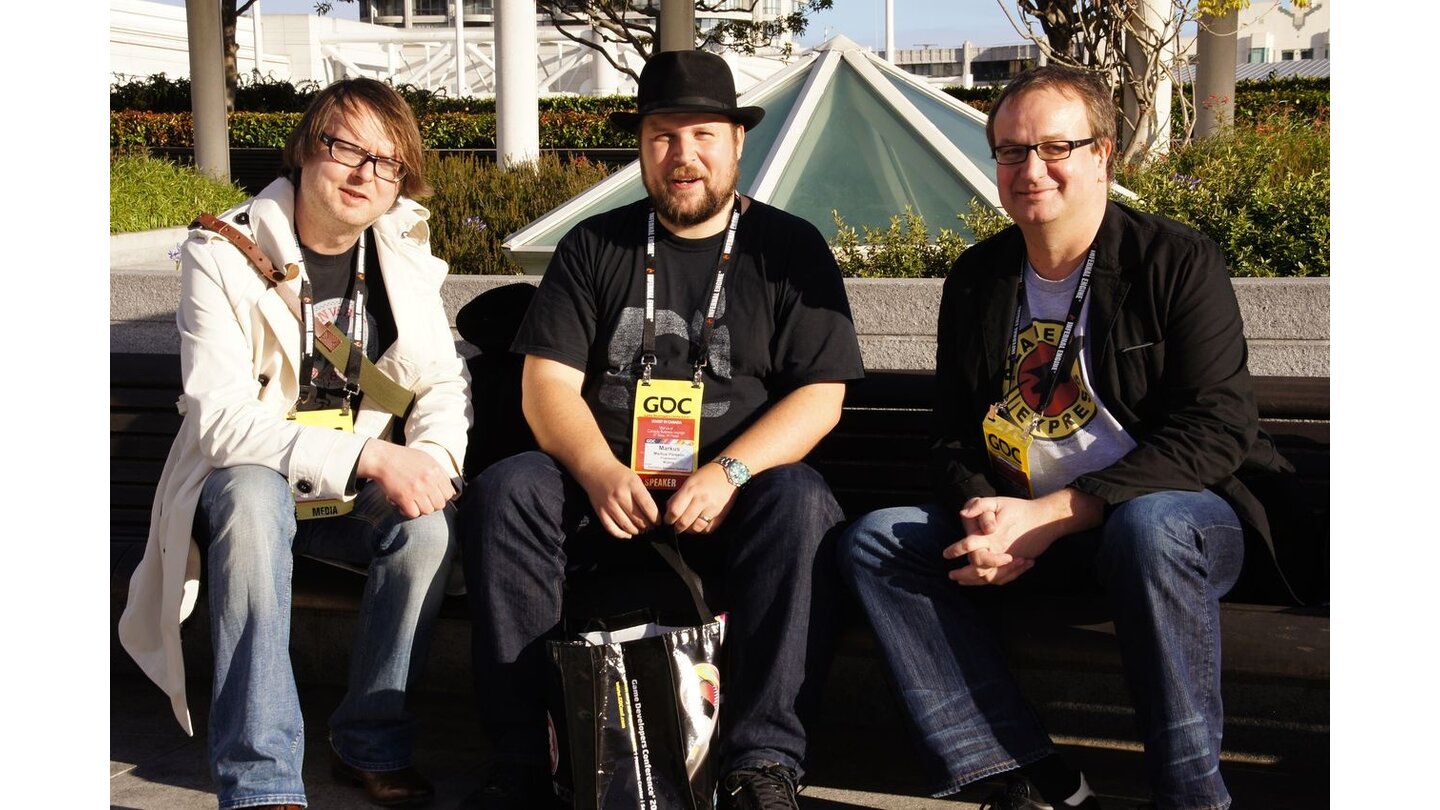GDC 2011 DesignerDen in der Mitte kennt man mittlerweile: Markus „Notch“ Persson (Minecraft) trifft sich im sonnigen Yerba Buena Park mit Michael und Markus zum Interview.