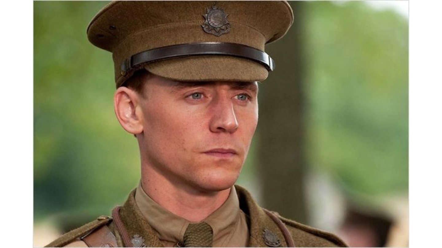 GefährtenTom Hiddleston, der Loki aus den Marvel Filmen, spielt einen britischen Soldaten