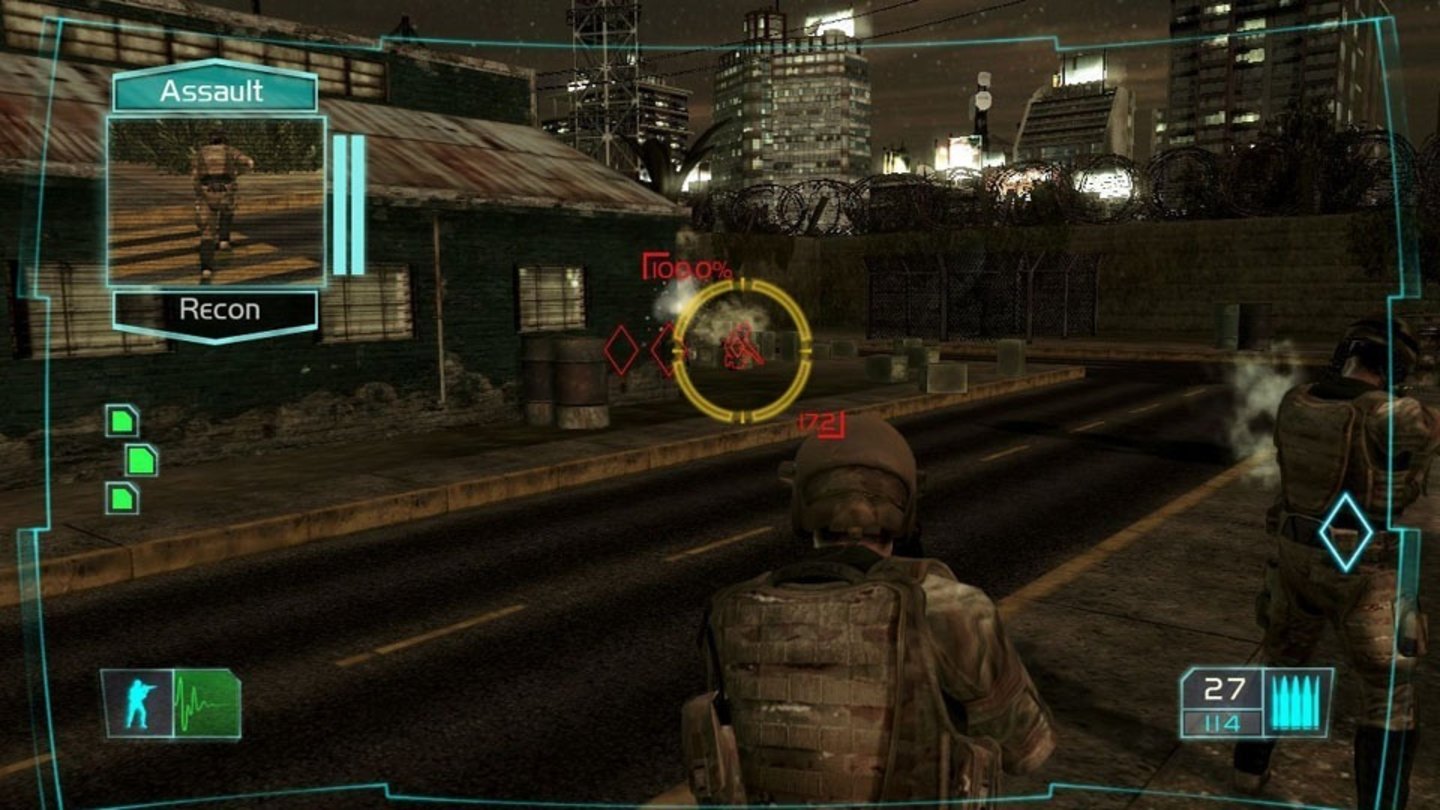 Tom Clancy’s Ghost Recon Advanced Warfighter (2006)2006 erscheint Advanced Warfighter als dritter Teil der Serie. Auf den einzelnen Plattformen gibt es teilweise starke Unterschiede zwischen den Versionen. Auf der Xbox 360 kann der Spieler zwischen der Third-Person-Ansicht und der Ego-Perspektive wählen und Deckung spielt eine zentrale Rolle im Kampf. Der Spieler kann nicht gezielt einzelne Soldaten befehligen, sondern immer nur das ganze Team – dafür können über das Cross-Com-System auch verbündete Fahrzeuge wie Hubschrauber und Drohnen in den Kampf eingebunden werden. Das Ghost-Team muss innerhalb von 72 Stunden den amerikanischen Präsidenten befreien, der in Mexiko City von Rebellen festgesetzt wurde. Im Vergleich zu den Vorgängern kommt in Advanced Warfighter eine stark verbesserte Grafik-Engine, sowie ein neues Erkennungs- und Deckungssystem – auf der Basis des neuesten Militärprogramms der US-Armee – zum Einsatz. Außerdem wurde der Schwierigkeitsgrad so entschärft, dass der Spielercharakter durchaus einige Treffer wegstecken kann, bevor die Mission scheitert. Der Multiplayer-Modus bietet bis zu 16 Spielern im Koop oder gegeneinander kämpfen.