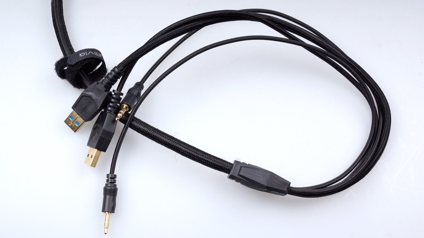 Das Kabel der Gigabyte Aivia Osmium ist bis zum Stecker textilummantelt.