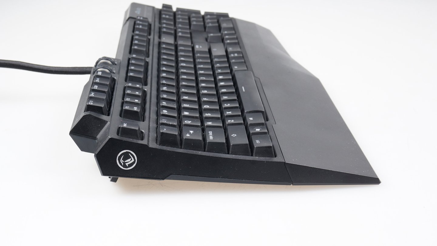 Mit den hinteren Füßen der Höhenverstellung können Sie wie bei den meisten anderen Tastaturen den Winkel ändern.