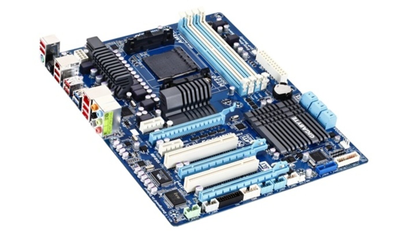 Gigabyte GA-990XA-UD3Ab etwa 90 ist das Gigabyte GA-990XA-UD3 derzeit bei den Online-Händlern gelistet. Es kommt in der für Gigabyte typischen weiß-blauen Optik, einzig der schwarze (AM3+-)Sockel weißt auf die FX-Kompatibilität hin.Insgesamt drei PCIe-16x-Slots (16x/8x/4x) sowie zwei PCIe-2x- und zwei PCI-Steckplätze sorgen für viel Erweiterungsspielraum.Gigabyte GA-990XA-UD3 im Preisvergleich