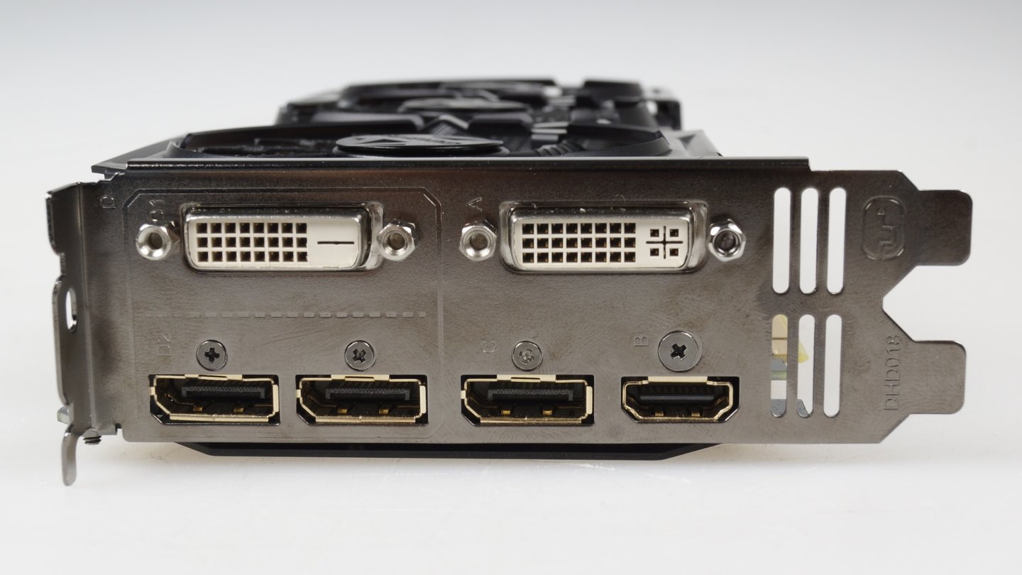 Bei den Anschlüssen zeigt sich Gigabyte vorbildlich und versieht die Geforce GTX 970 G1 Gaming mit zwei DVI-Ports, einem HDMI- und gleich drei vollwertigen Displayport-Verbindungen. Dennoch lassen sich mit einer GTX 970 nur vier Monitore gleichzeitig ansteuern.