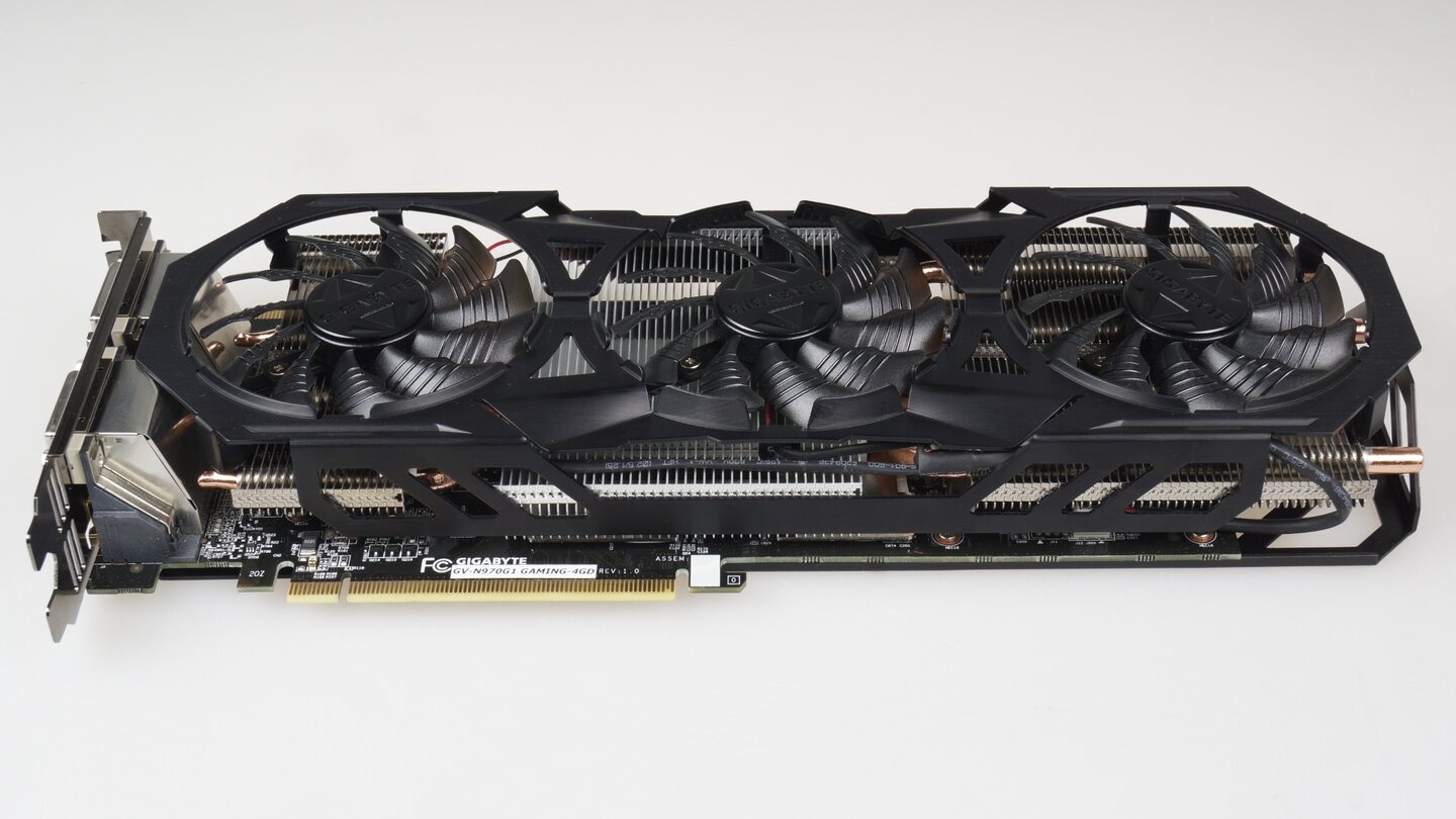 Gigabyte versieht die drei Lüfter der Geforce GTX 970 G1 Gaming mit speziellen Rillen die den Luftstrom verbessern und Luftverwirbelungen verhindern sollen — was sich positv auf die Lautstärke auswirkt.