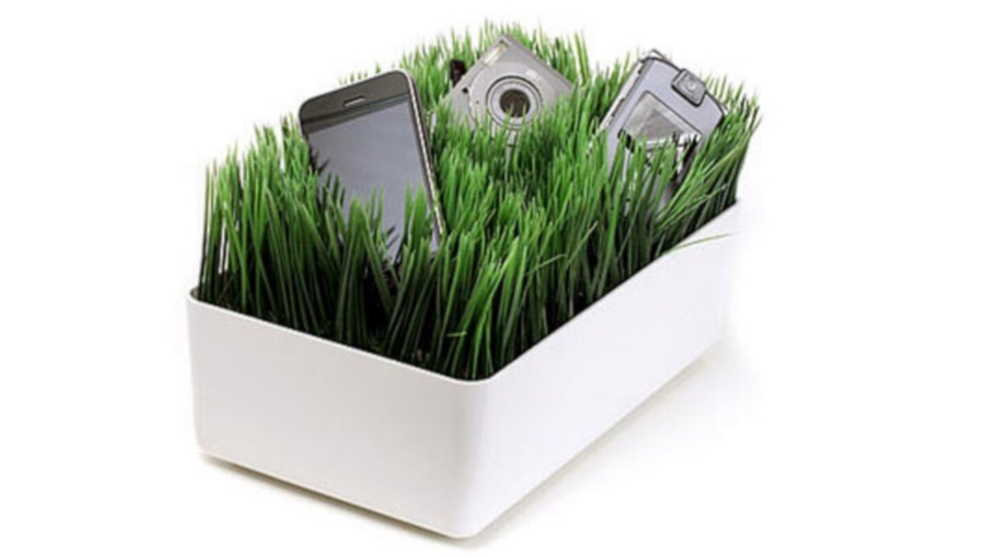 Hier kann man seine ganzen i-Geräte und andere Gadgets schön im Gras verschwinden und aufladen lassen.