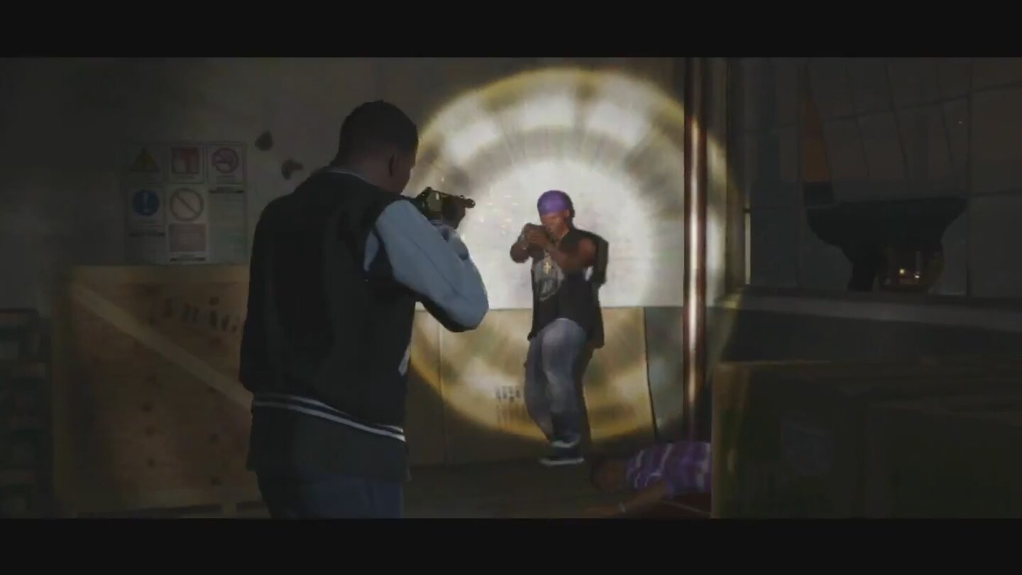 WaffenAufrüstbare Waffen: Franklin hantiert im Trailer mit einer Shotgun mit Taschenlampenaufsatz und bei einem Banküberfall benutzen die Jungs Sturmgewehre mit Schalldämpfern.