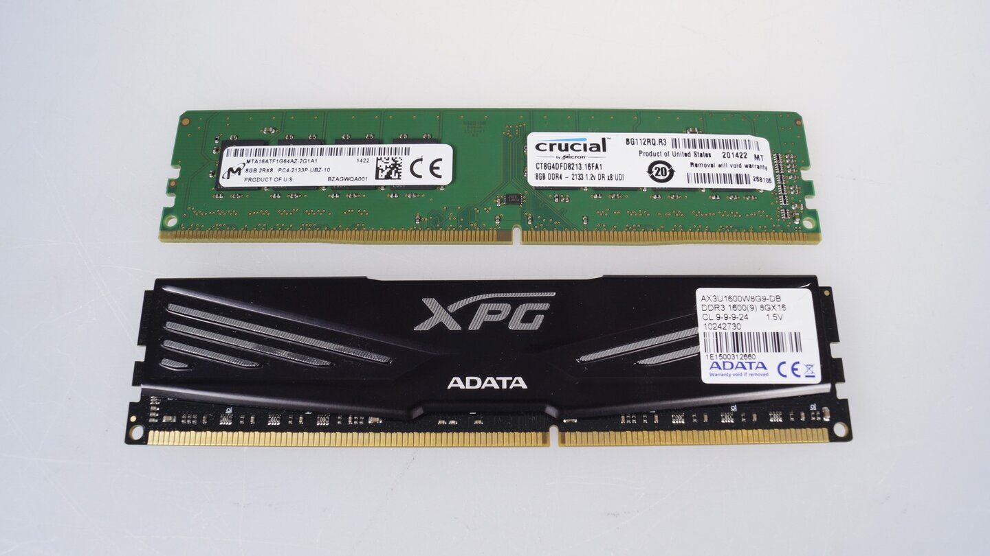 Hier der neue DDR4-RAM im Vergleich zu einem DDR3-RAM-Riegel. DDR4 ist nicht zum Vorgänger abwärtskompatibel.