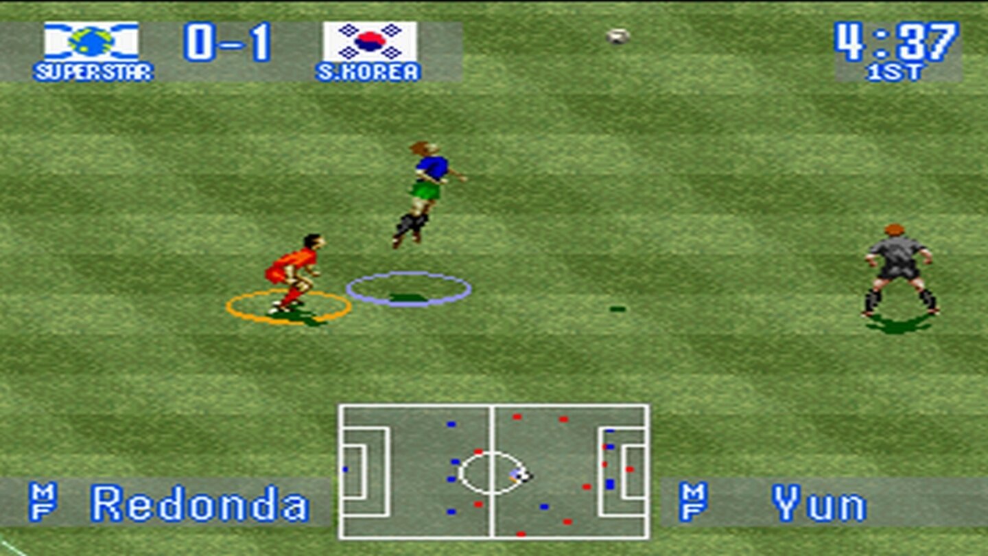 International Superstar Soccer1995 schlägt Konamis International Superstar Soccer ein wie eine Bombe. Der SNES-Fußballer sorgt mit eingängiger Spielbarkeit, fabelhafter Grafik und tollen Animationen für Furore. Durch den hohen Detailreichtum ähneln die Kicker erstmals ihren realen Vorbildern, und das ganz ohne Lizenzen. Mit International Superstar Soccer Deluxe wird ein Jahr später eine nochmals verbesserte Version auf den Markt gebracht, die auch für Playstation und Mega Drive erscheint.