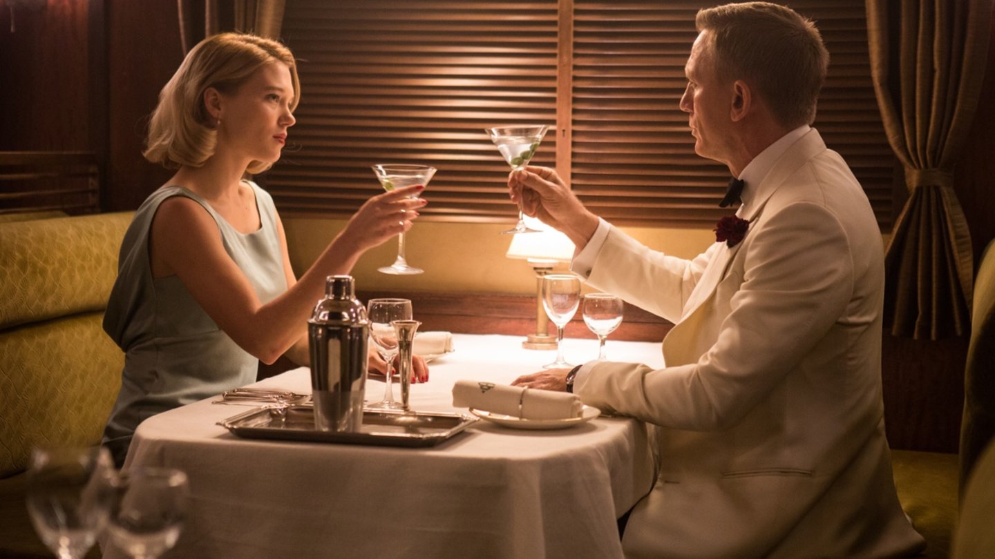 James Bond 007: SpectreErst wird ein Martini geschlürft, dann wird ge…kämpft.